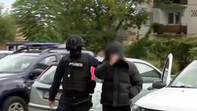 VIDEO Un bărbat din județul Timiș procesa substanțe interzise chiar în casa părinților. Anchetatorii au îndoieli serioase asupra situației